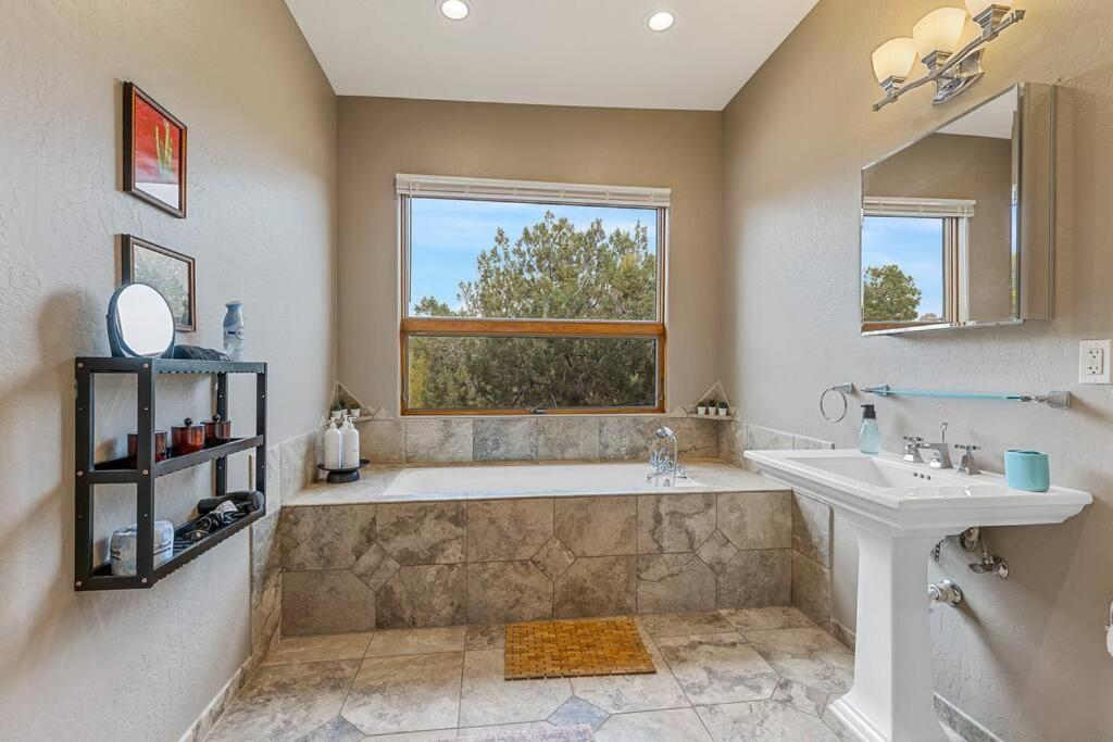 Close To Fresh Creek! Sleeps 12 ~ Amazing Views W/Serene Open Space ~ Hot Tub + Game Room ~ Trails Outside Sedona Exteriör bild