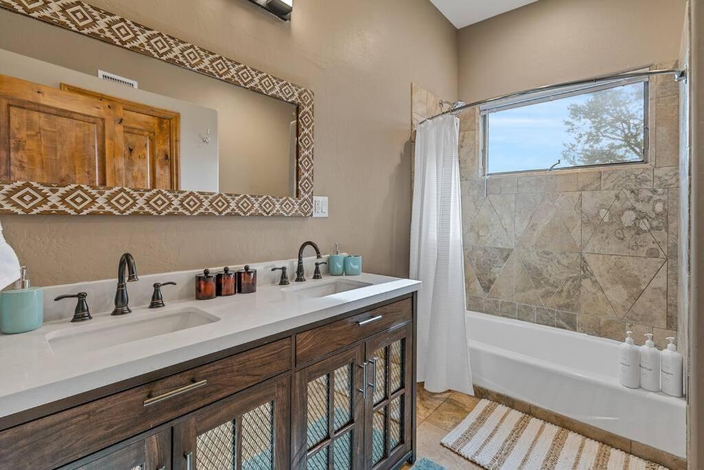 Close To Fresh Creek! Sleeps 12 ~ Amazing Views W/Serene Open Space ~ Hot Tub + Game Room ~ Trails Outside Sedona Exteriör bild