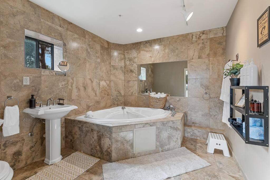 Close To Fresh Creek! Sleeps 12 ~ Amazing Views W/Serene Open Space ~ Hot Tub + Game Room ~ Trails Outside Sedona Exteriör bild
