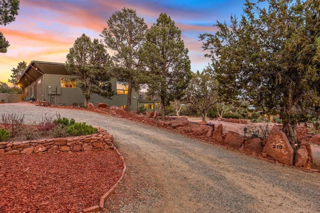 Close To Fresh Creek! Sleeps 12 ~ Amazing Views W/Serene Open Space ~ Hot Tub + Game Room ~ Trails Outside Sedona Exteriör bild
